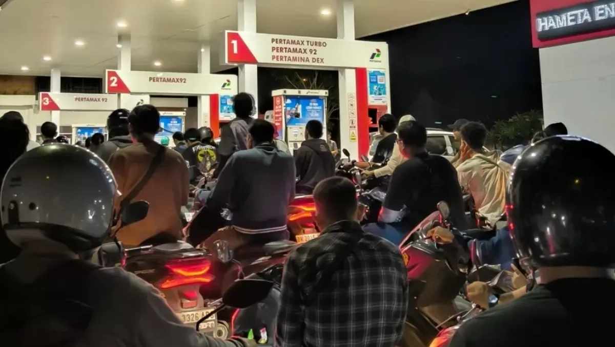 Antrean warga yang mengular di sejumlah SPBU Pertamina di Bali. (Threads/dimassuryah) (Lie/Promedia)