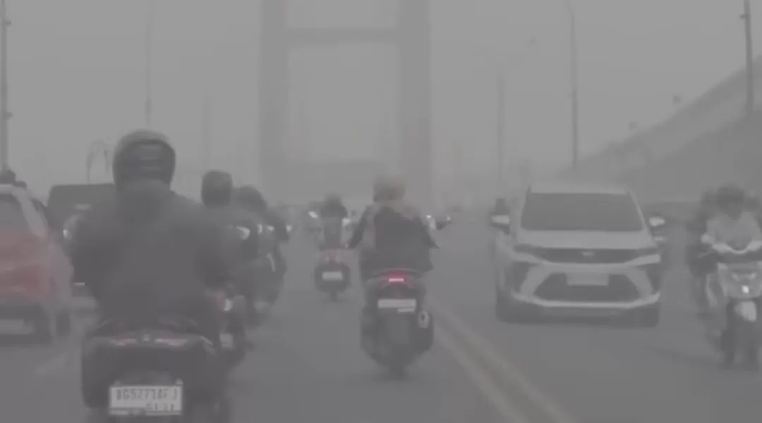 Pemerintah menyiapkan uji coba penebaran 1,5 ton dry ice dari pesawat Cessna untuk membantu mengatasi kabut asap karhutla di Palembang (Ig/@palembang.gercep). (Lie/Promedia)