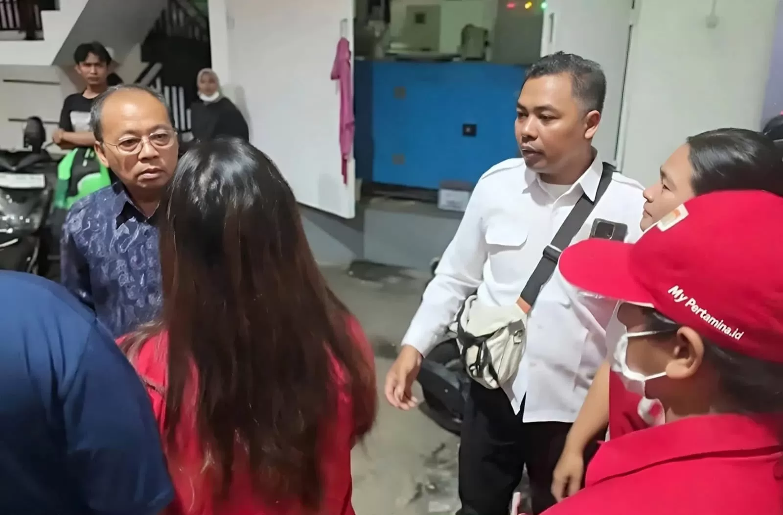 Video Gubernur Bali Wayan Koster saat berada di tengah situasi antrean BBM di Bali viral di media sosial. (Ig/@dewaswam). (Lie/Promedia)