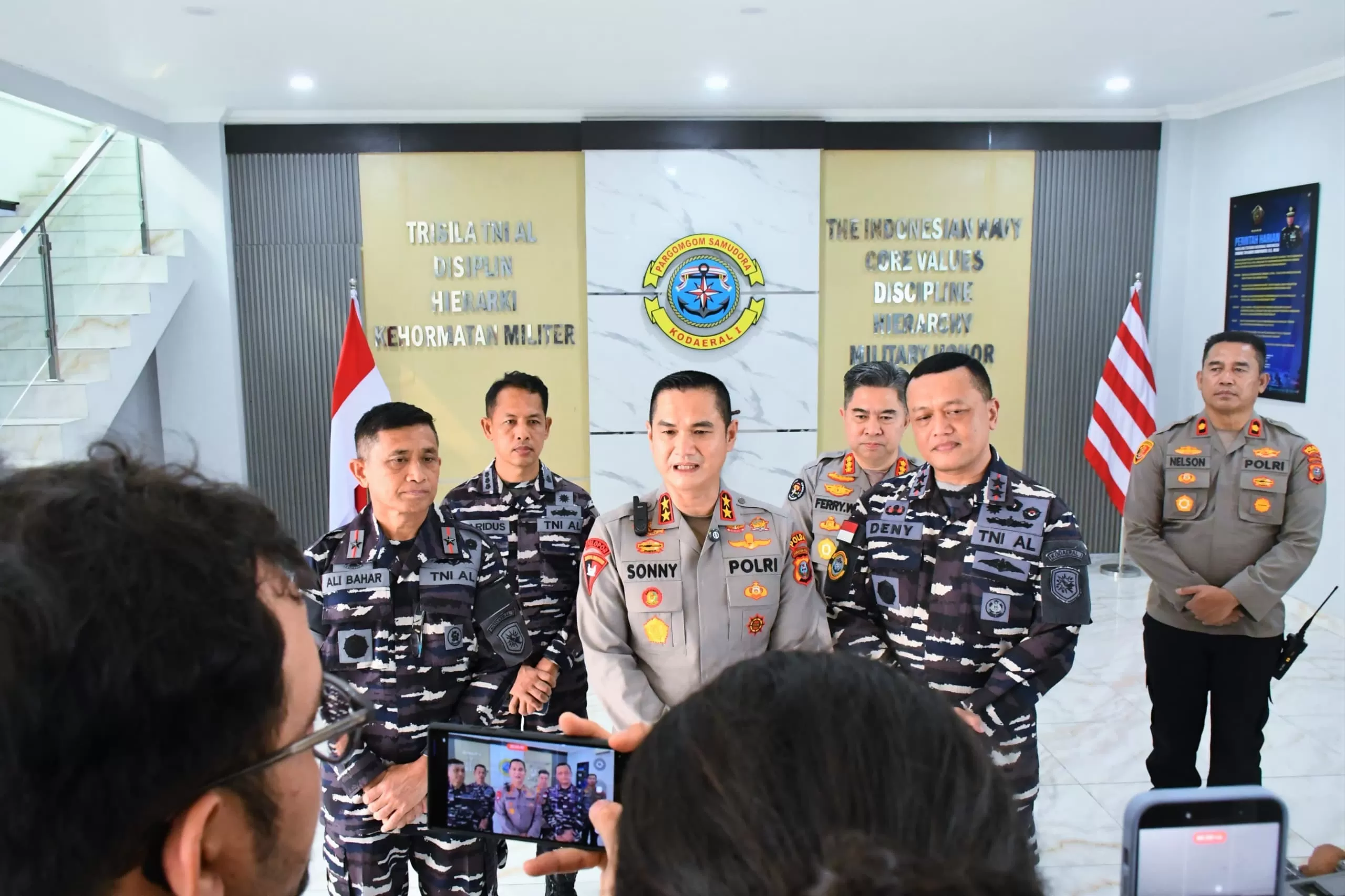 Kapolda Sumatera Utara (Sumut) Irjen Pol Sonny Irawan, S.I.K., M.H., bersilaturahmi dengan Komandan Komando Daerah TNI Angkatan Laut (Dankodaeral) I Belawan Laksamana Muda TNI Deny Septiana, S.I.P., M (Lie/Promedia)