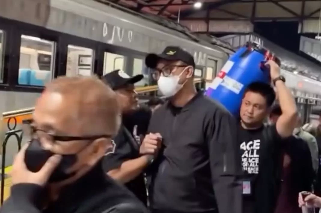 Bupati Klaten Hamenang Wajar Ismoyo saat dijumpai di stasiun dalam proses OTT KPK. Sebanyak 20 orang diamankan, dengan barang bukti uang sekitar Rp1 miliar. (Threads @biangproject) (Lie/Promedia)
