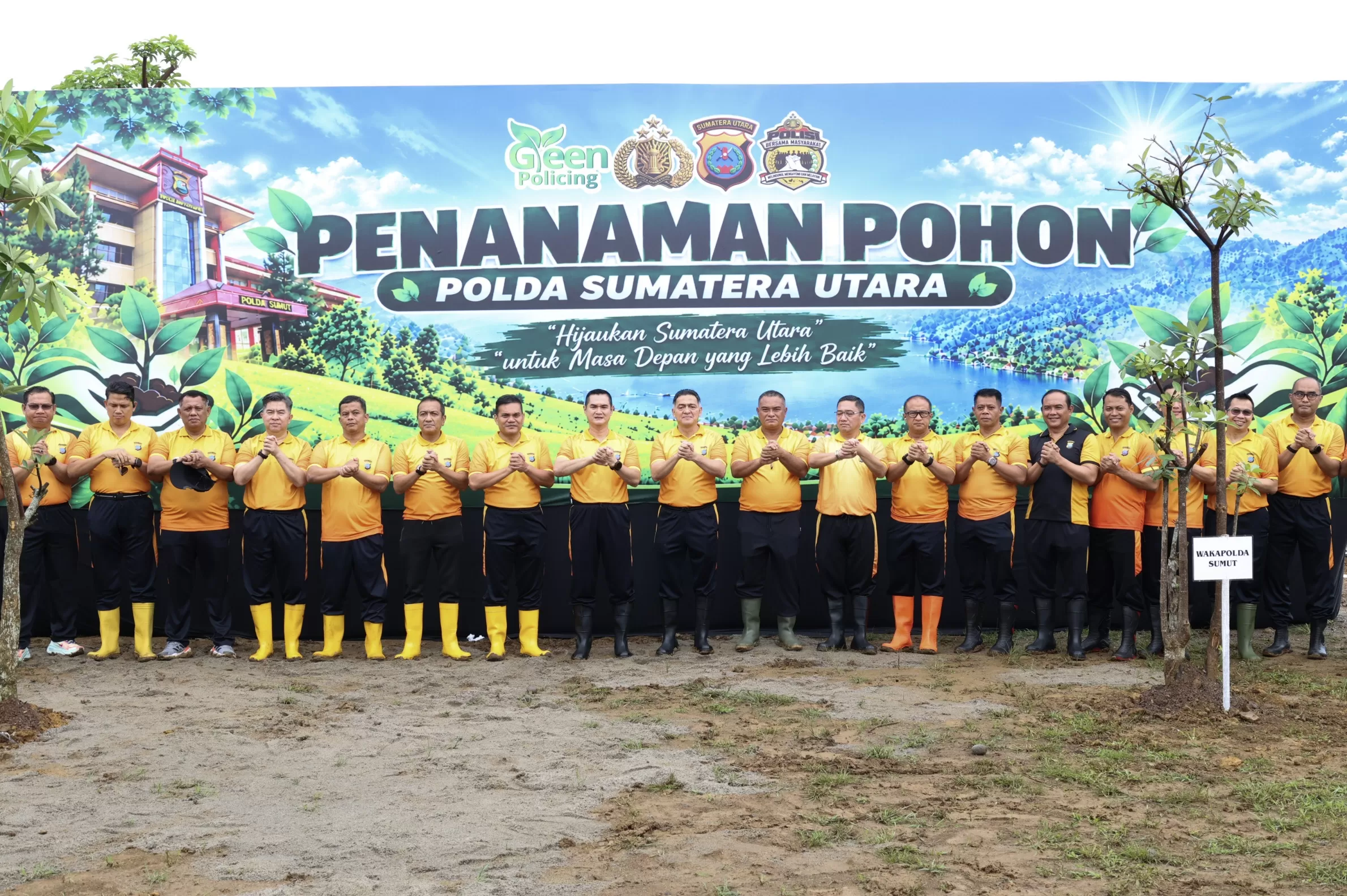 Kapolda Sumatera Utara Irjen Pol. Sonny Irawan, S.I.K., M.H., memimpin kegiatan penanaman pohon (Green Policing) di lingkungan Markas Polda Sumatera Utara (Mapolda Sumut), Jumat (16/10/2026).  (Lie/Promedia)