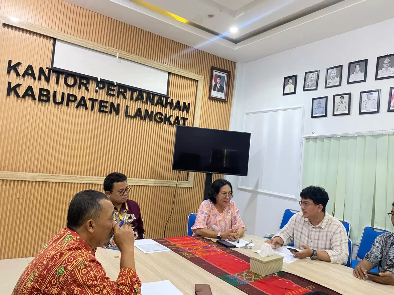 Kepala Kantor Pertanahan Kabupaten Langkat melaksanakan kegiatan monitoring dan evaluasi (monev) sebagai upaya memastikan pelaksanaan tugas dan fungsi pertanahan berjalan secara optimal, efektif.  (Lie/ATR/BPN)