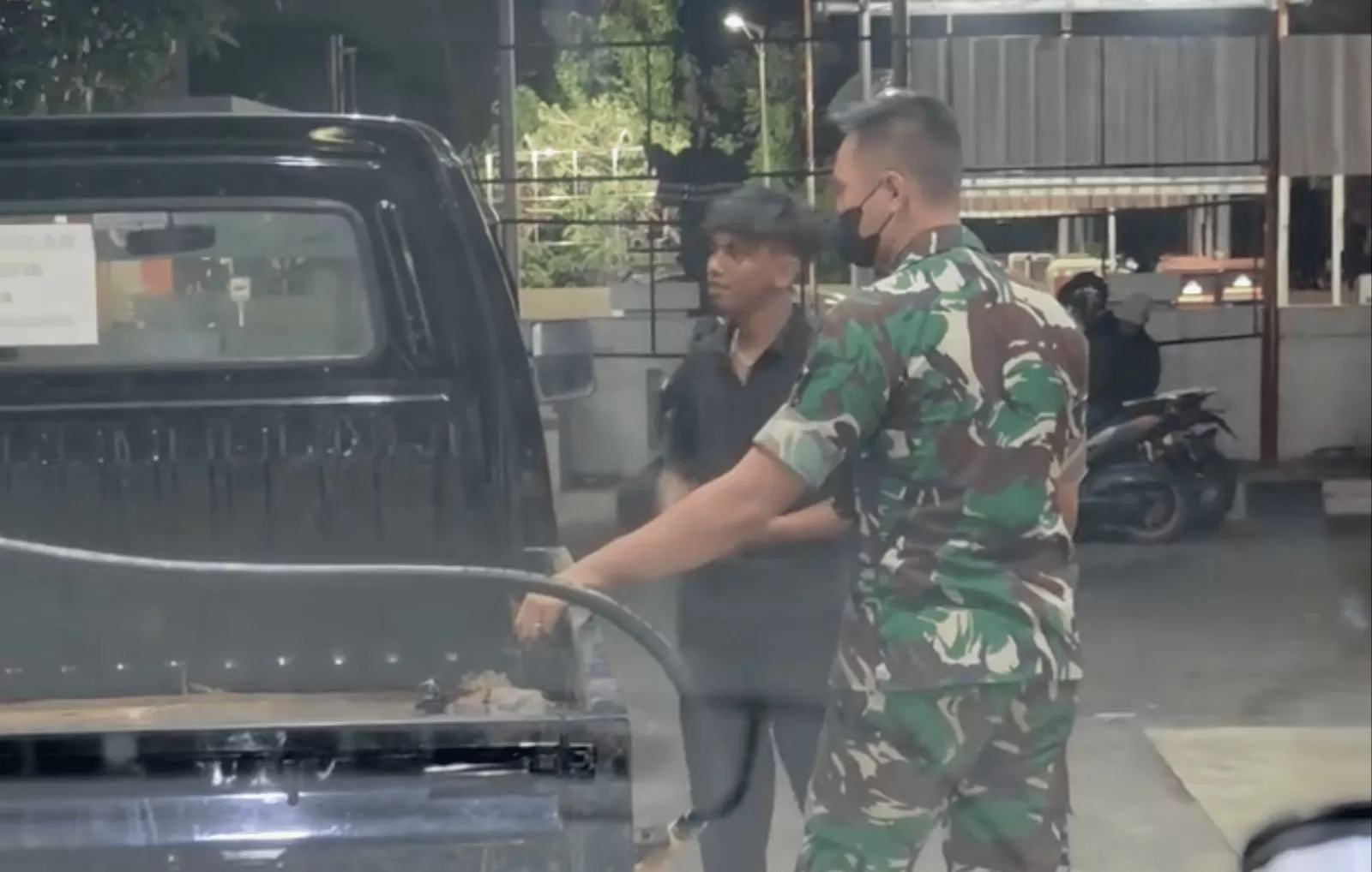 Personel TNI bertugas membantu operasional SPBU di Bali untuk mendukung pelayanan malam hari di tengah antrean BBM. (Threads @bani_amri) (Lie/Promedia)