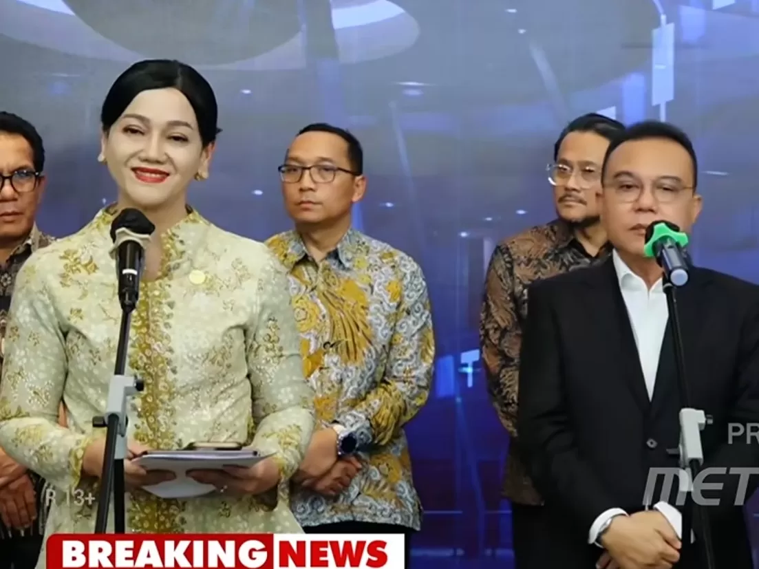 Wakil Ketua DPR Sufmi Dasco Ahmad beserta Ketua Dewan Komisioner OJK Friderica Widyasari Dewi dalam konferensi pers bersama Kapolri dan Danantara di BEI, Jumat (16/102026).  (Capt. Yt MetroTV) (Lie/Primedia)