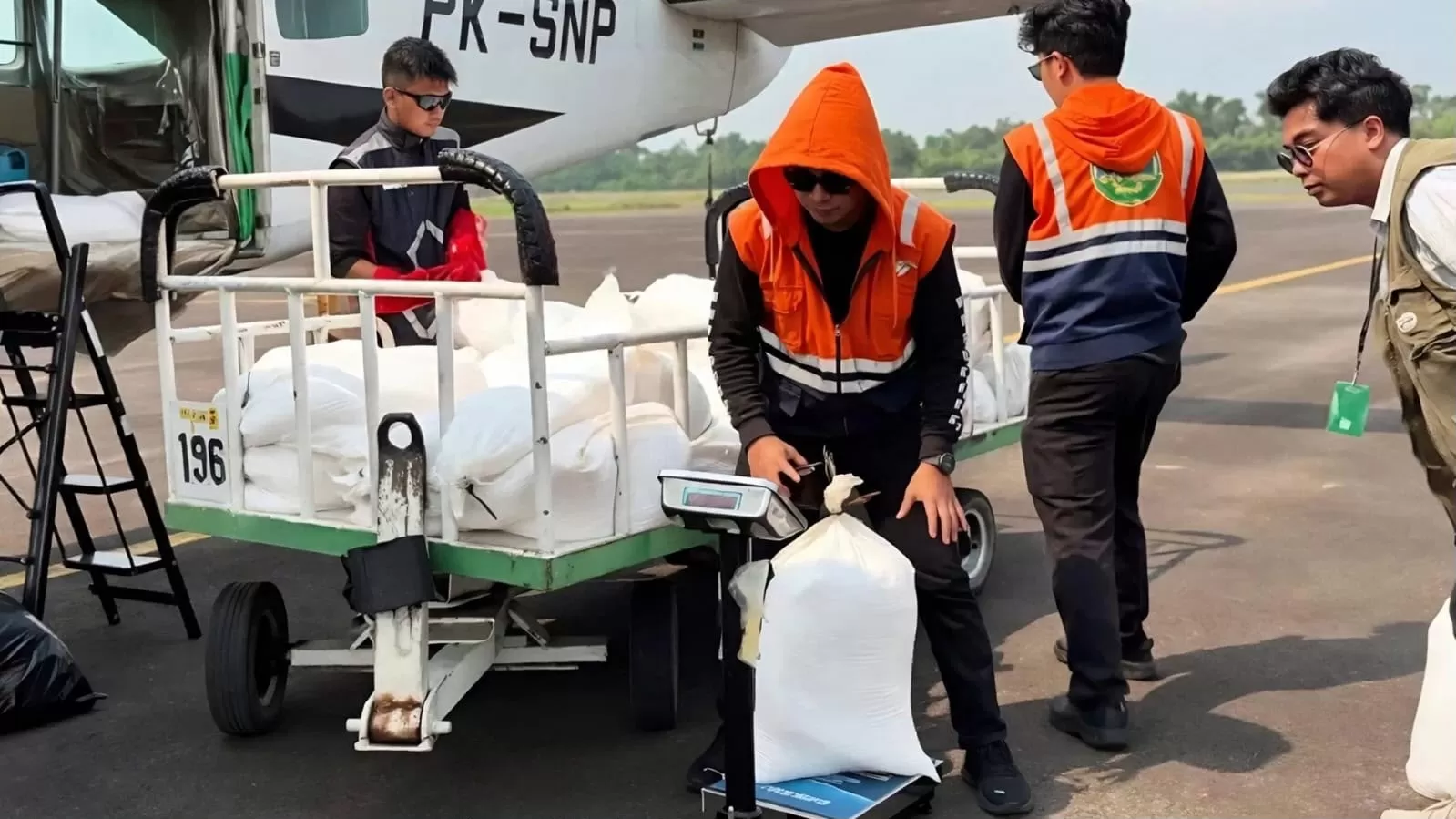 BNPB melakukan Operasi Modifikasi Cuaca dengan menyemai 2,4 ton dry ice untuk membantu menangani kabut asap karhutla di Sumatera Selatan (Ig/@bnpb_indonesia). (Lie/Promedia)