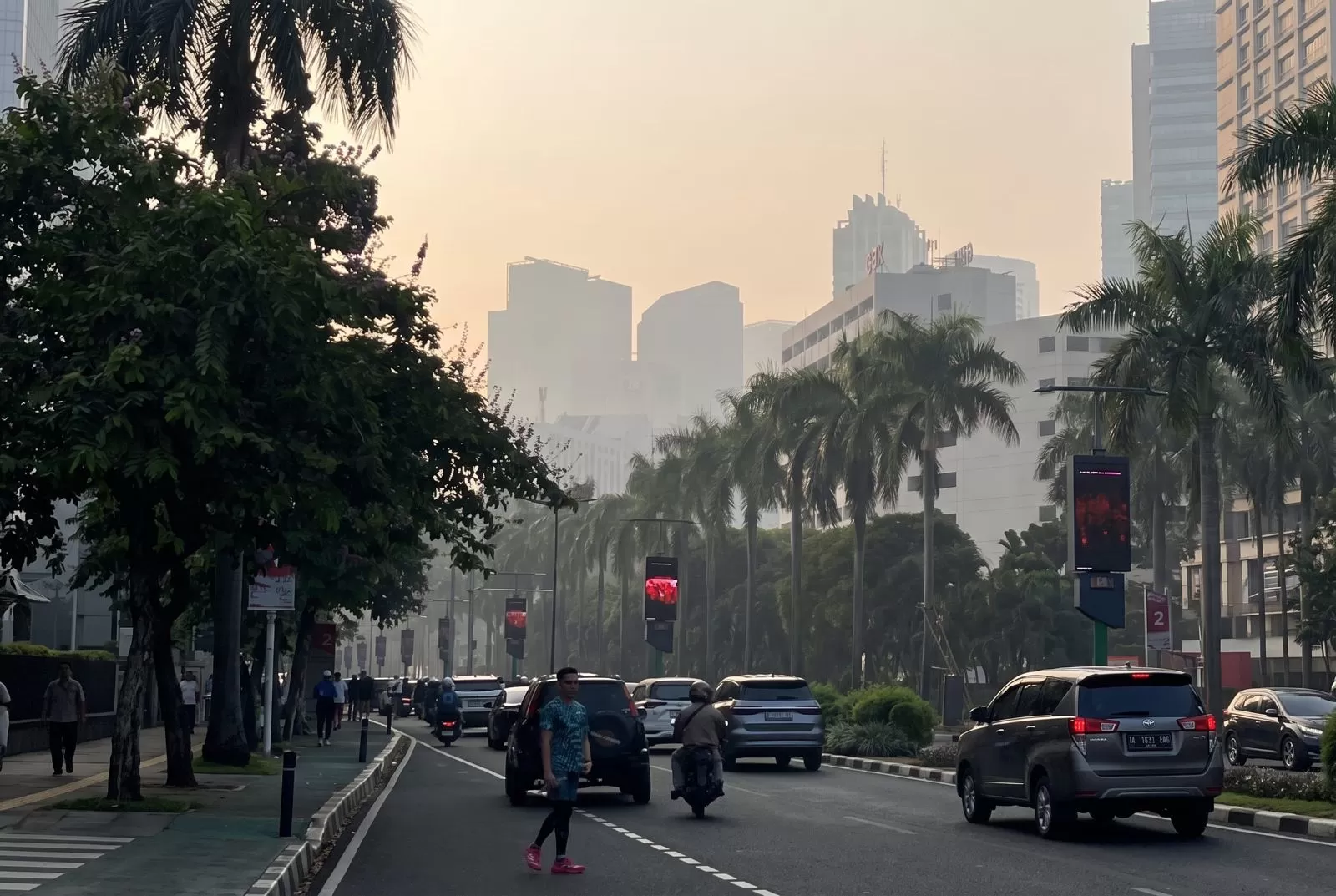 Foto kondisi Jakarta dipenuhi kabut asap yang diduga berkaitan dengan karhutla. (Foto: Threads/iceberaskencur) (Lie/Promedia)