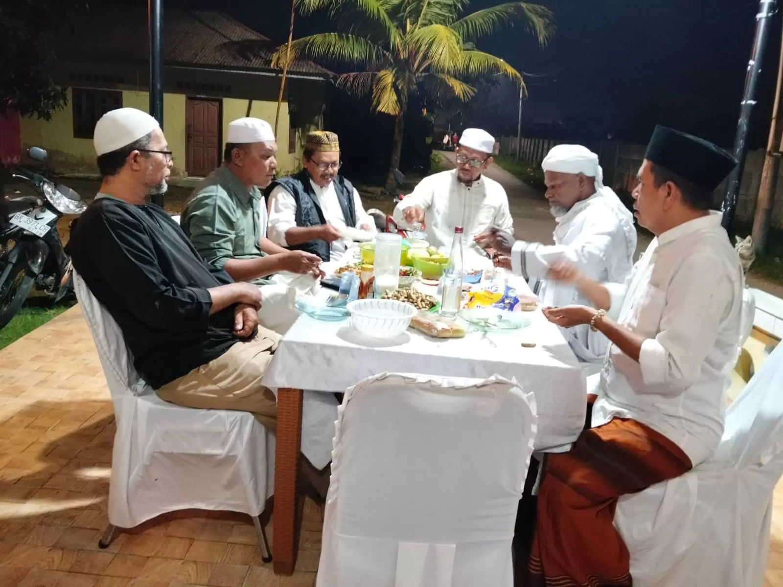 Silaturahmi ulama dan umaro berlangsung dalam suasana penuh keakraban di kediaman HM. OK Hatta, Jalan P. Usnan Raya, City 988M, Desa Hamparan Perak, Kabupaten Deli Serdang, Selasa malam (11/10/2026). (Lie/Promedia)