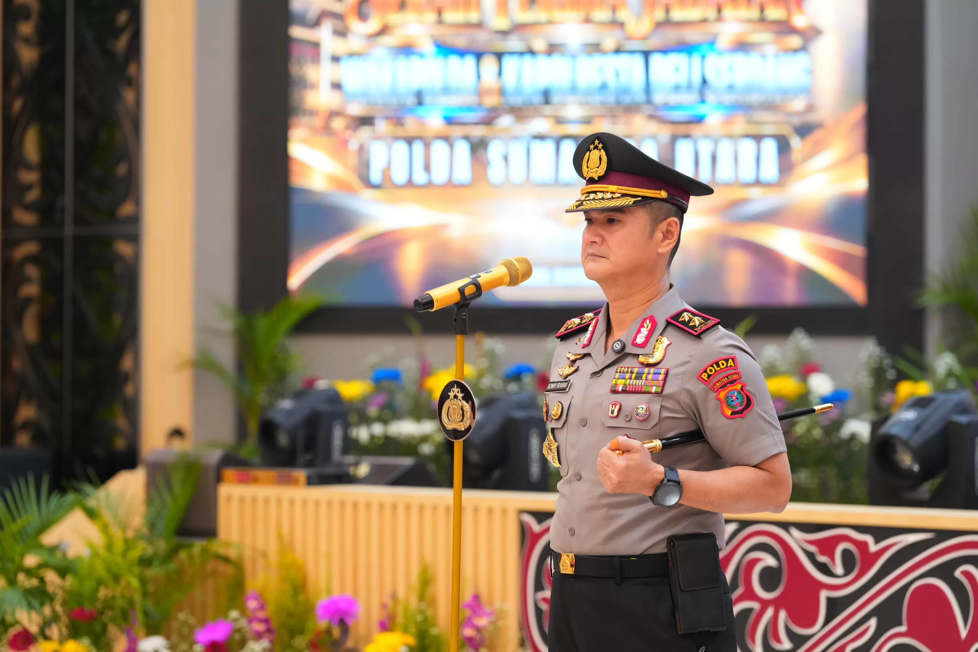 Kapolda Sumatera Utara Irjen Pol. Sonny Irawan, S.I.K., M.H., memimpin langsung upacara serah terima jabatan (sertijab) Wakapolda Sumut dan Kapolresta Deli Serdang di Aula Tribrata Polda Sumut, Senin  (Lie/Promedia)