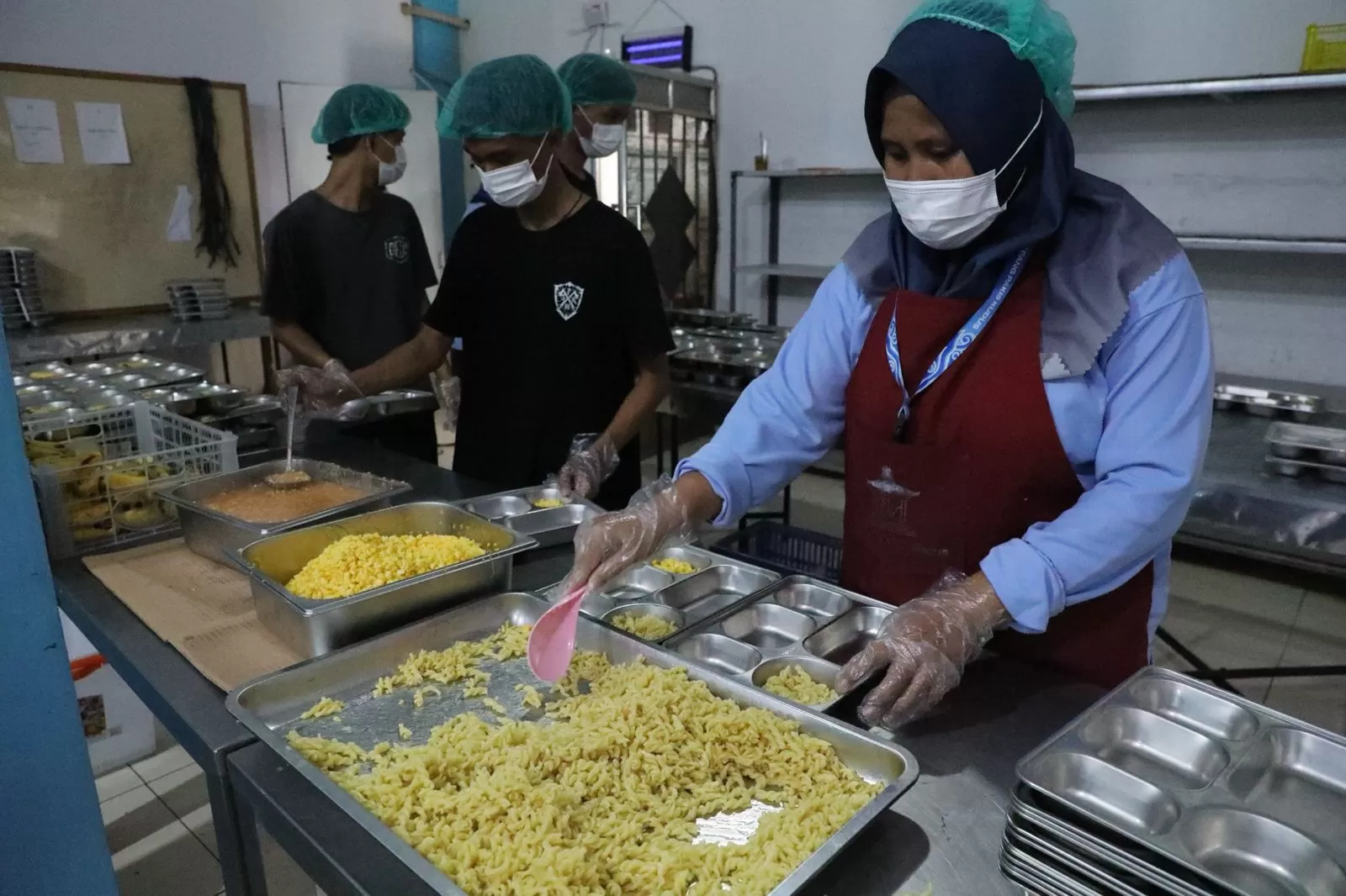 Petugas SPPG menyiapkan makanan untuk program Makan Bergizi Gratis di dapur MBG. (Foto: Pemprov Jawa Tengah) (Lie/Promedia)