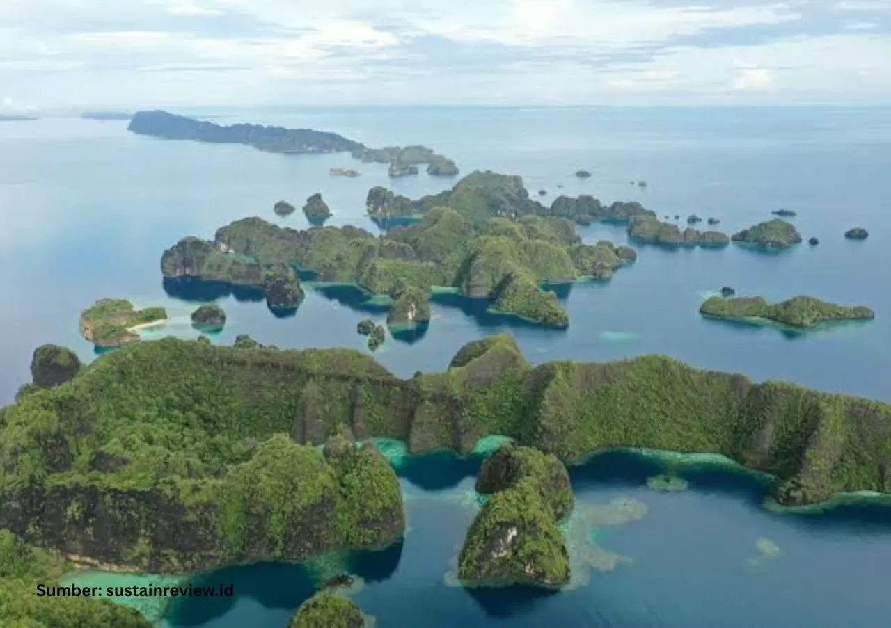 Pulau-pulau kecil terluar yang berada di ujung Indonesia tidak hanya menjadi bagian dari bentang wilayah kepulauan, namun juga memiliki posisi strategis bagi negara. (Lie/ATR/BPN)