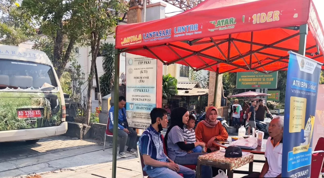 Ketika hendak mengurus layanan pertanahan, tak jarang masyarakat memilih untuk mencari tahu prosedur yang harus ditempuh terlebih dahulu sebelum mengajukannya ke Kantor Pertanahan (Lie/Promedia)