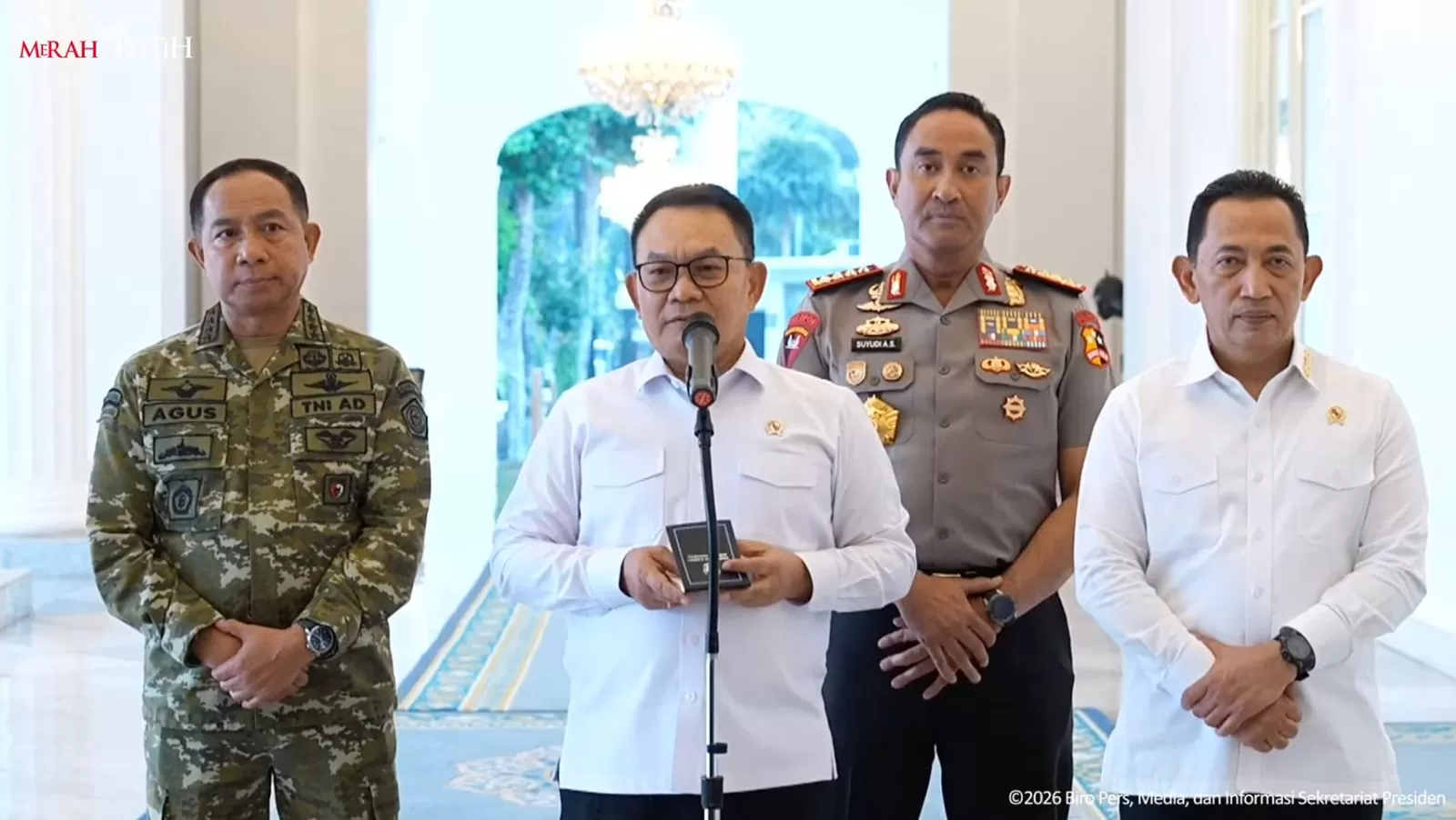 Menko Polkam Dudung Abdurachman saat menyampaikan keterangan kepada wartawan mengenai penanganan karhutla di Istana Merdeka, Jakarta, Senin, 19 Oktober 2026. (Foto: YouTube Sekretariat Presiden) (Lie/Promedia)