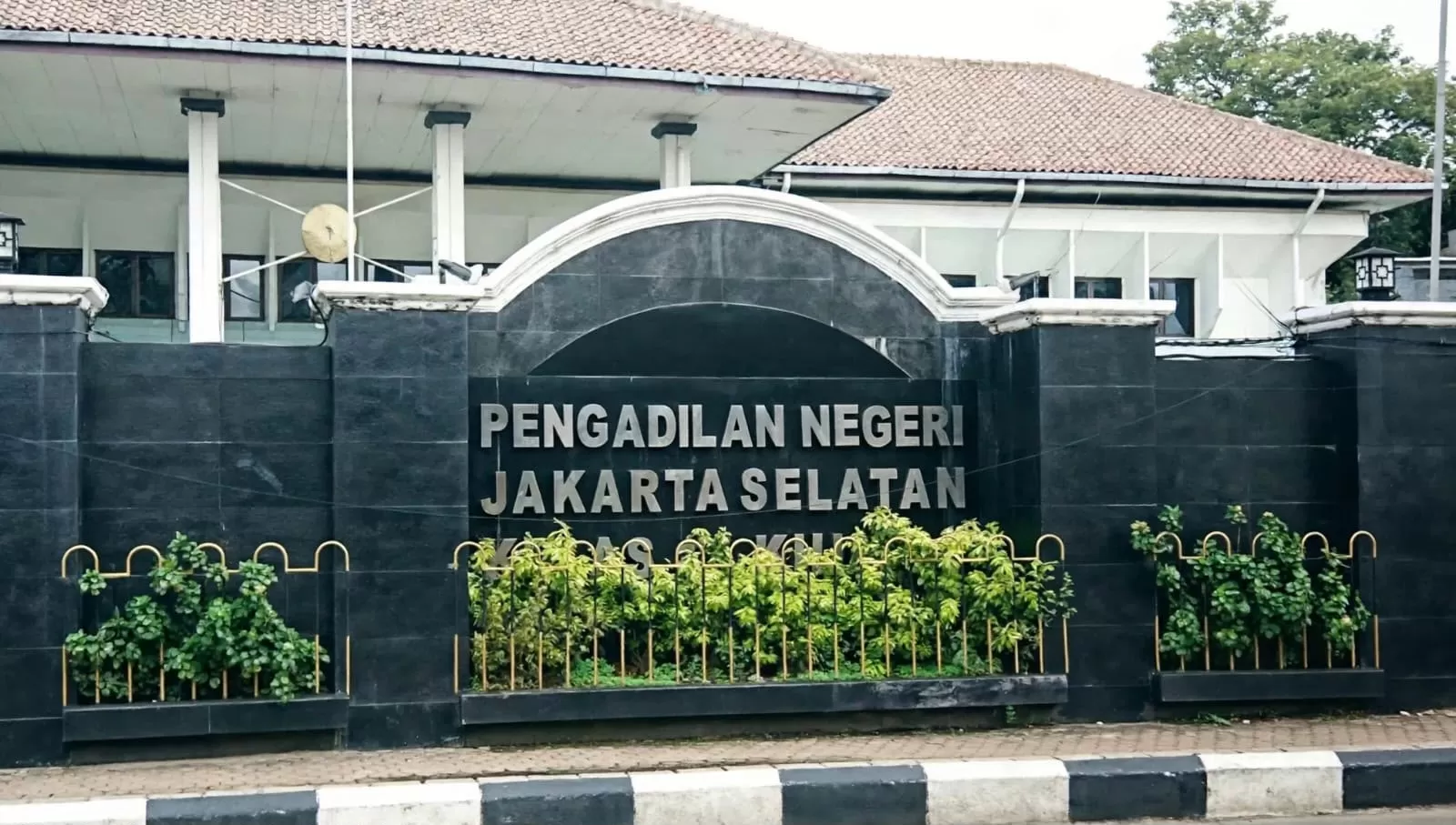 Artis sekaligus politisi Krisdayanti menggugat PT Asuransi Allianz Life Indonesia, 2 perusahaan asuransi lain juga terdaftar di gugatan berbeda (Ig/@pn.jakartaselatan). (Lie/Promedia)