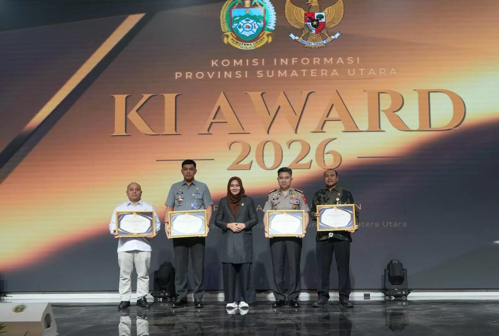 Kapolda Sumatera Utara Irjen Pol. Sonny Irawan, S.I.K., M.H., menerima penghargaan kategori Achievement Person dalam ajang Komisi Informasi Award Tahun 2026 yang digelar di Aula Raja Inal Siregar, Kan (Lie/Promedia)