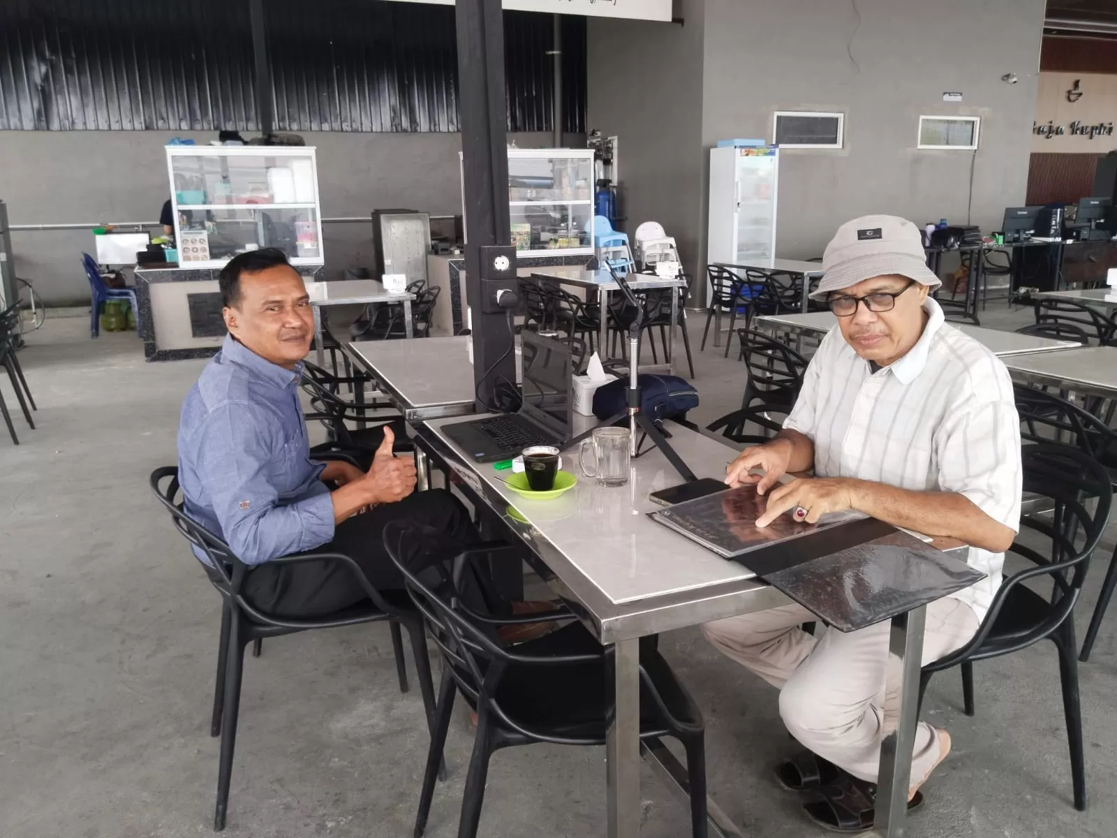 perbincangan MuKhril Anha bersama Lili Suheli, Pimpinan Umum Redaksi media online Keadilannews.com dan TimeLineNewsIDN.com, dalam bincang pagi di salah satu kafe di Jalan Pasar 1 Rel (Lie/Promedia)