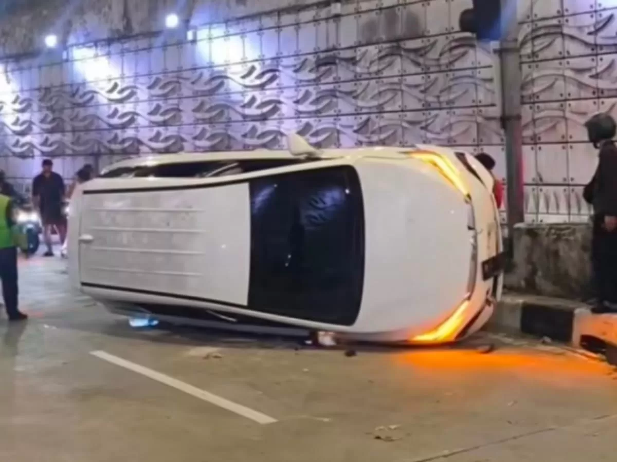 Diduga mobil BYD M6 alami kecelakaan di Underpass Mampang/ tangkap layar instagram Info Jakarta (Lie/Promedia)