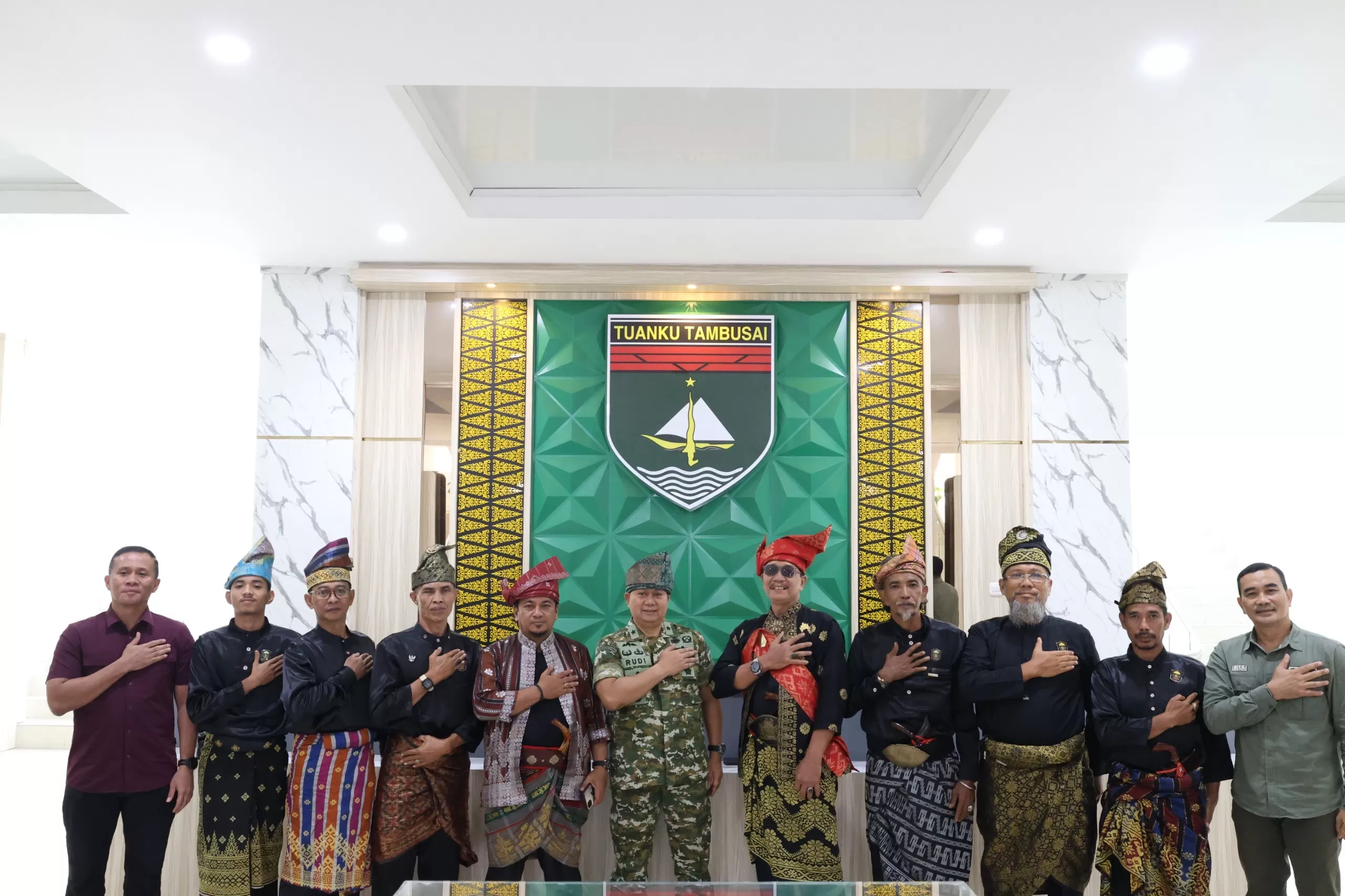 Kodam XIX/Tuanku Tambusai memperkuat komunikasi dan sinergi dengan unsur adat Melayu melalui audiensi bersama Hulubalang Lembaga Adat Melayu Riau (LAMR) Kota Pekanbaru di Makodam XIX/Tuanku Tambusai,  (Lie/Promedia)
