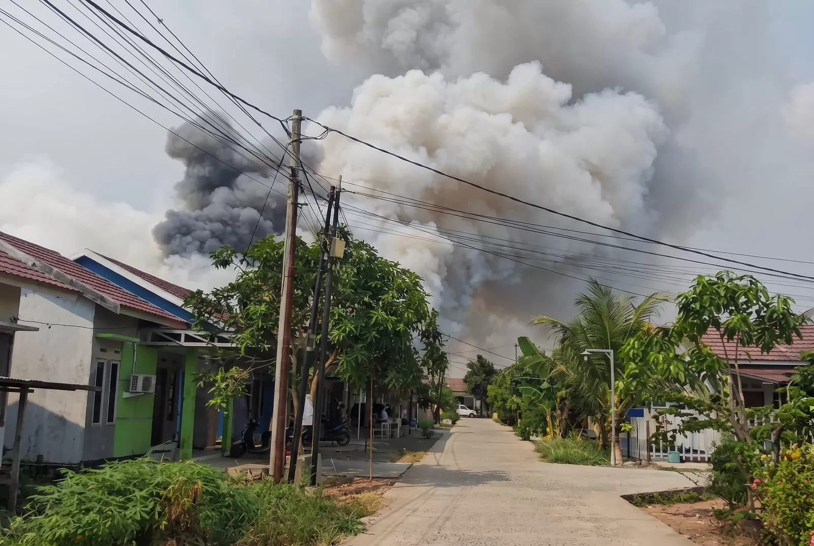 Kepulan asap terlihat di lokasi kebakaran hutan dan lahan yang mendekati permukiman warga di Batola Residence, Barito Kuala, Kalimantan Selatan. (Sumber: Instagram/@fazriannor_sf) (Lie/Promedia)