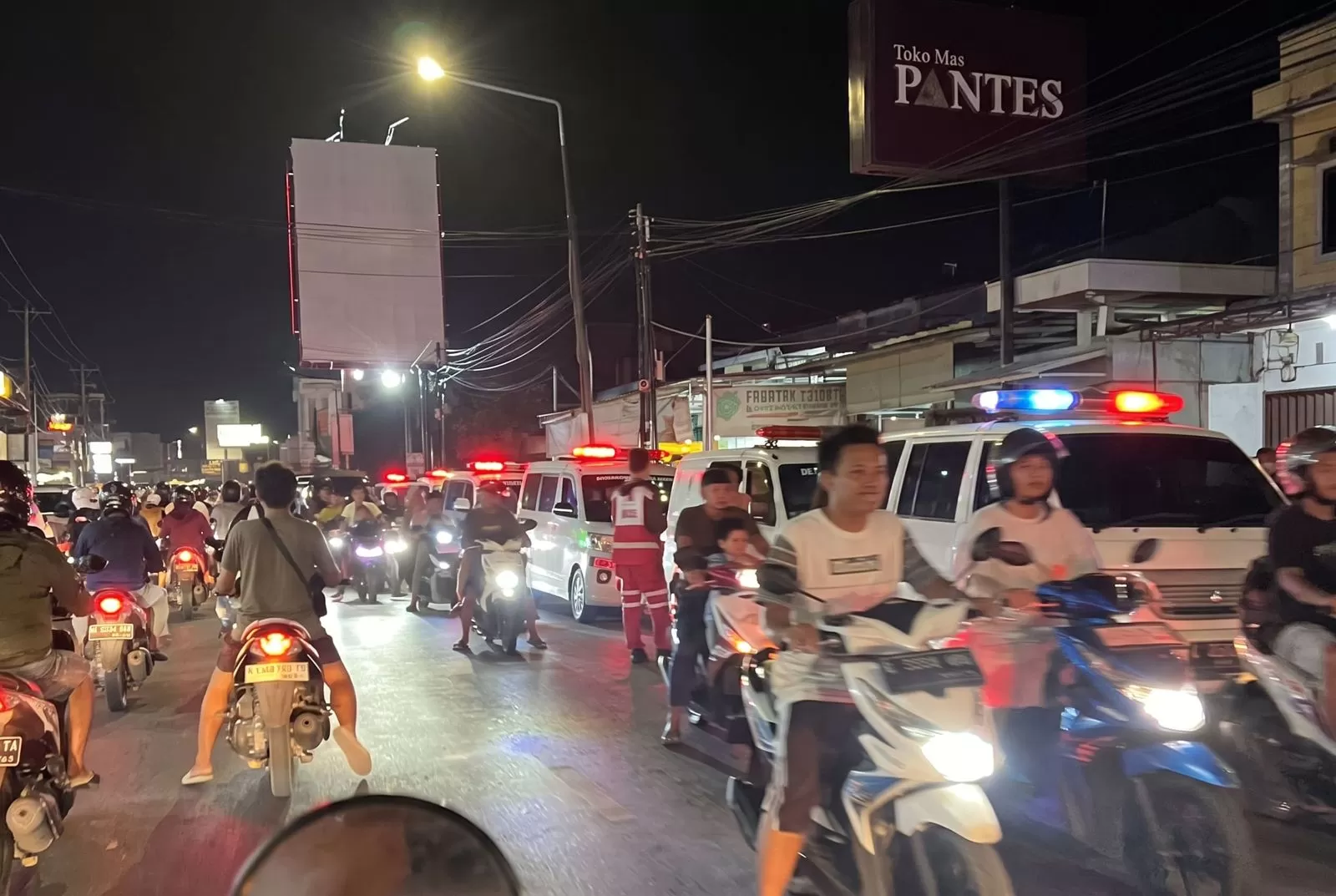 Deretan ambulans dikerahkan untuk membantu penanganan korban dugaan keracunan Makan Bergizi Gratis (MBG) di Cirebon. (Sumber: Threads/@dadan.a.halim) (Lie/Promedia)