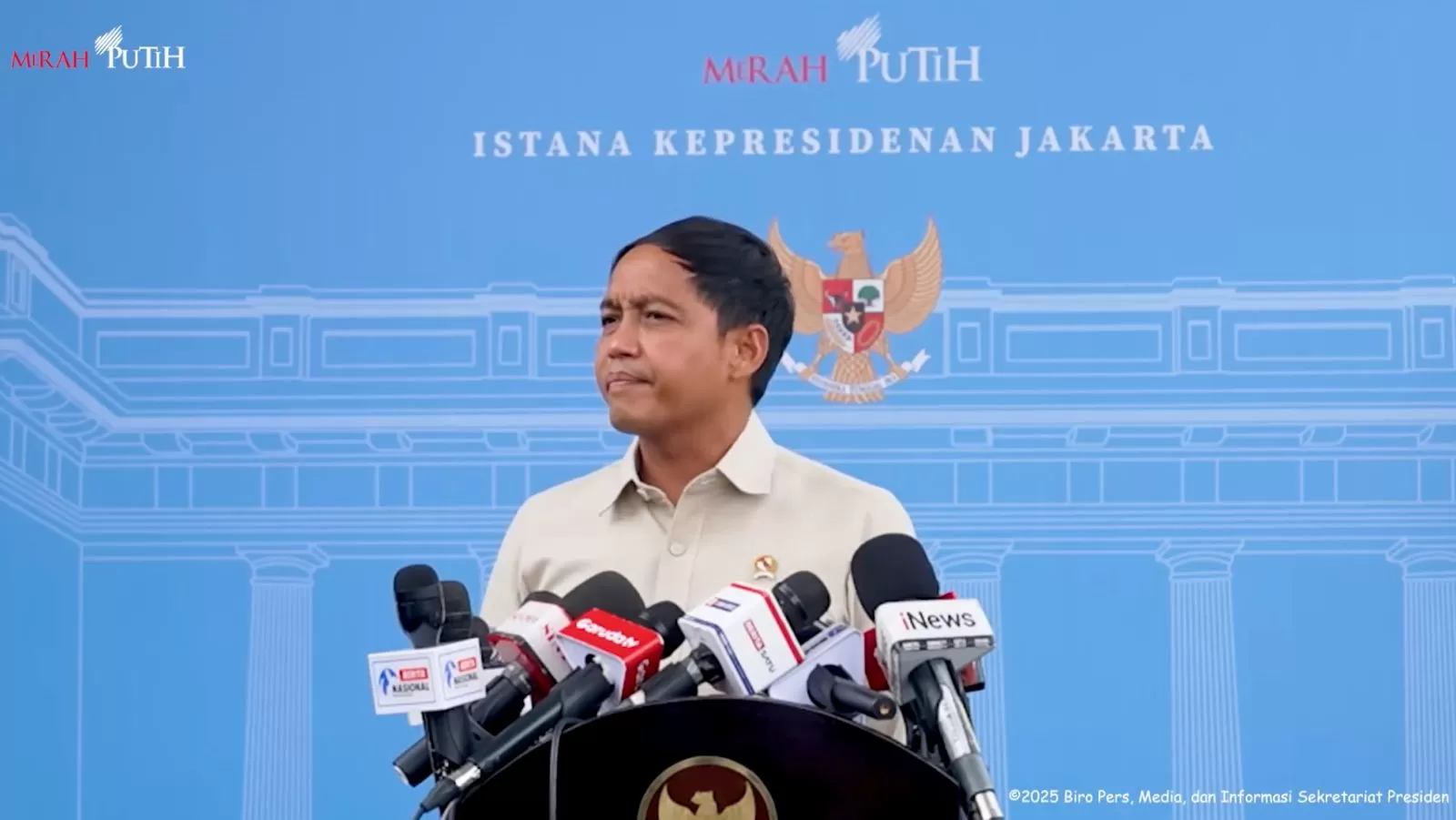 Menteri Kehutanan Raja Juli Antoni menyampaikan penindakan terhadap perusahaan terkait karhutla di tengah persoalan kebakaran hutan dan kabut asap. (Sumber: YouTube Sekretariat Presiden) (Lie/Promedia)