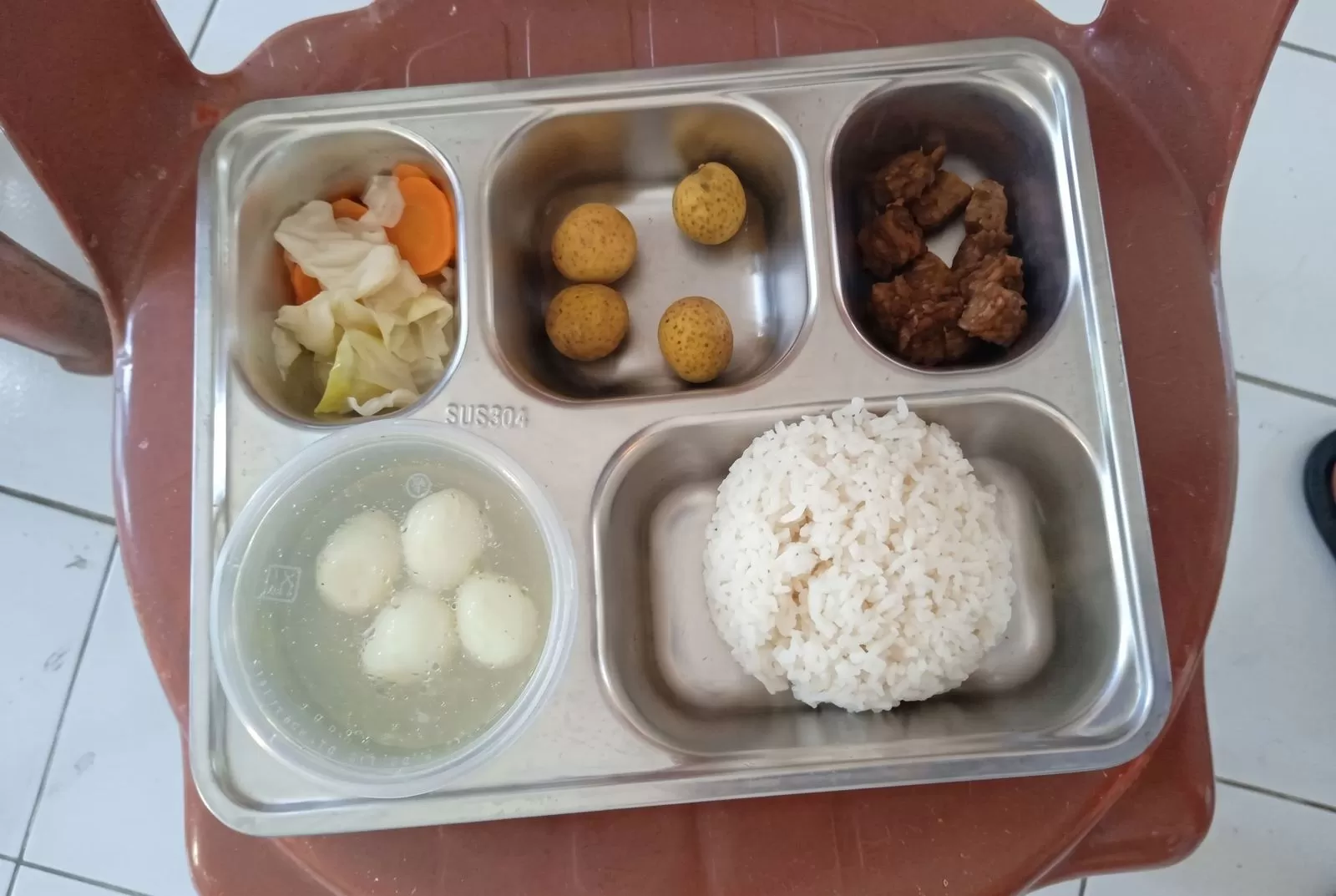 Menu Makan Bergizi Gratis (MBG) yang menjadi sorotan setelah dugaan keracunan di Cirebon dan berujung pada pencopotan kepala SPPG Kalijaga 5. (Sumber: Threads/@vikaaams) (Lue/Promedia)