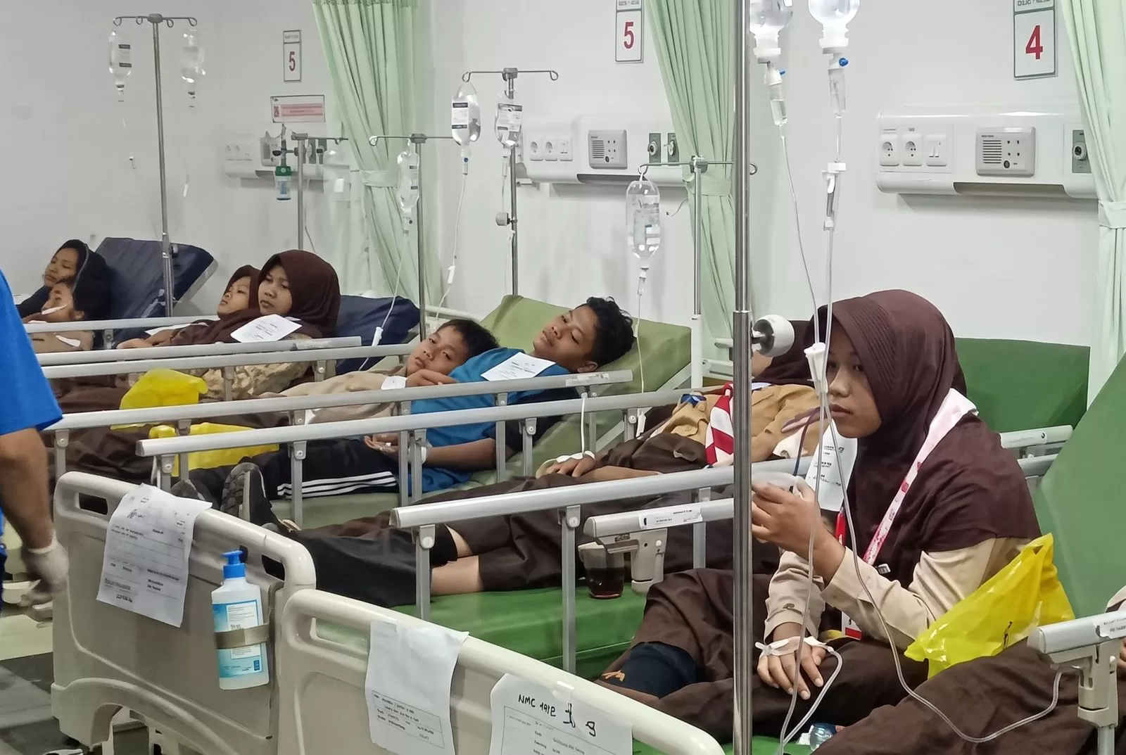 Sejumlah siswa mendapatkan perawatan di rumah sakit setelah mengalami gejala dugaan keracunan usai mengonsumsi menu Makan Bergizi Gratis (MBG) di Cisarua. (Sumber: TikTok/@kangbaros37) (Lie/Promedia)