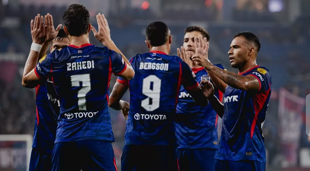 Para Pemain Johor Darul Ta'zim berselebrasi usai mencetak gol ke gawang lawan.