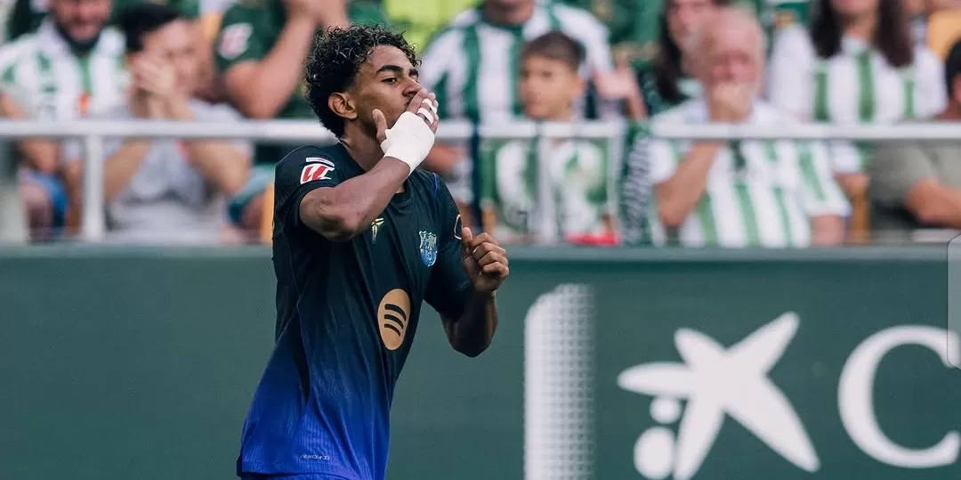 LA LIGA - Bintang muda Barcelona Lamine Yamal merayakan gol yang berhasil dicetak ke gawang Real Betis di La Liga Spanyol pada Sabtu (17/10/2026) malam.