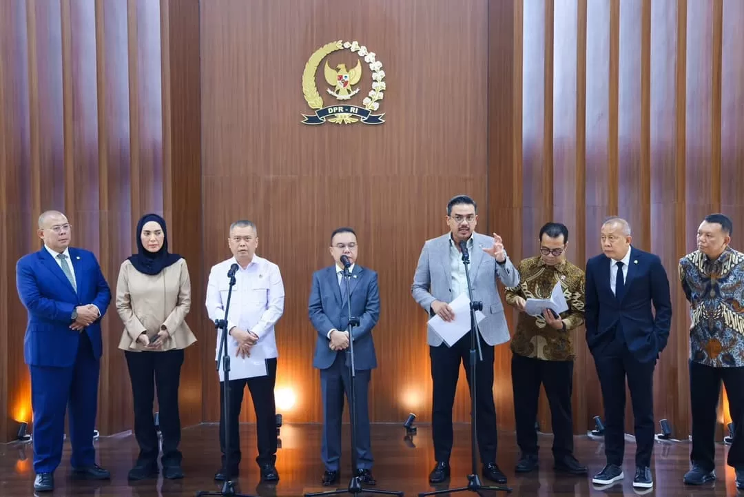 Menteri UMKM Maman Abdurrahman bersama sejumlah pejabat terkait menyampaikan keterangan terkait Perpres Nomor 27 Tahun 2026 di Gedung DPR RI, Senayan