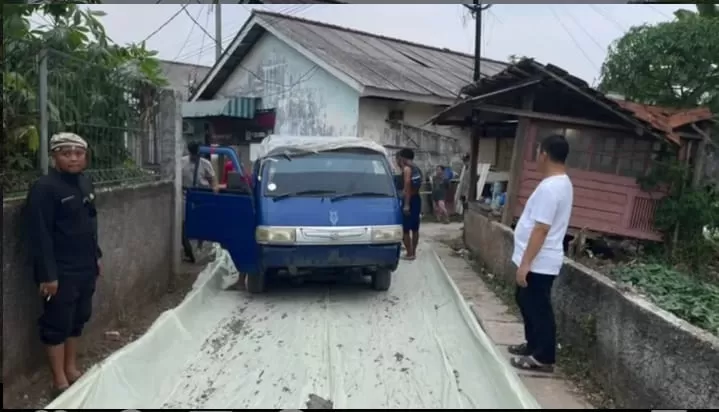 Kepala Desa Ciangsana, H. Udun Saputra sedang meninjau langsung proyek pengecoran Jalan.