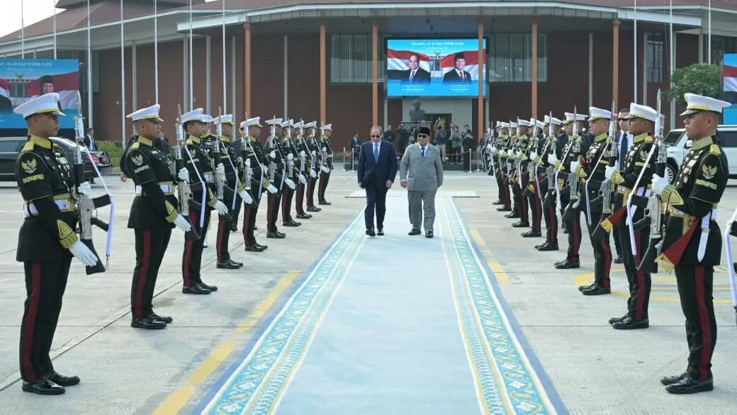 Presiden Republik Indonesia, Prabowo Subianto mengantar langsung kepulangan Presiden Republik Arab Mesir, Abdel Fattah El-Sisi, usai melaksanakan rangkaian kunjungan kenegaraan di Indonesia