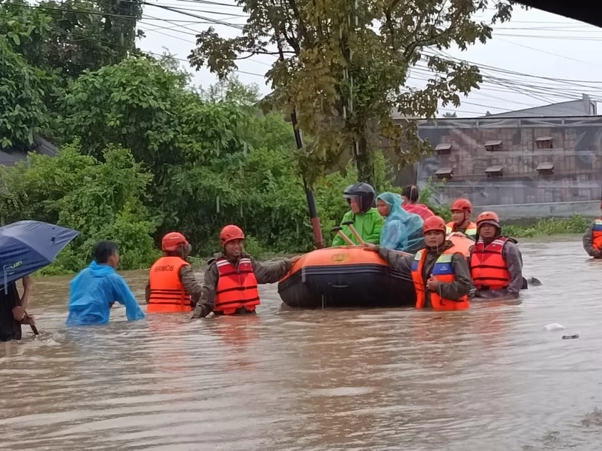 Banjir Padang: Brimob Evakuasi 330 Warga, 300 Personel Dikerahkan