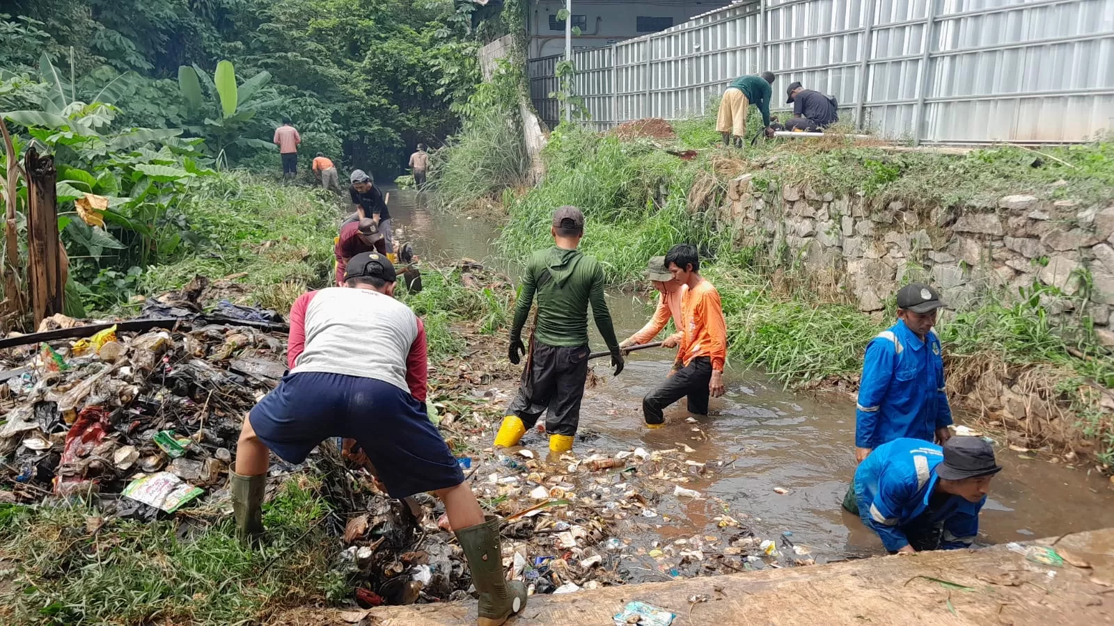 Banjir di Ragajaya Bojonggede Robohkan Dinding Rumah