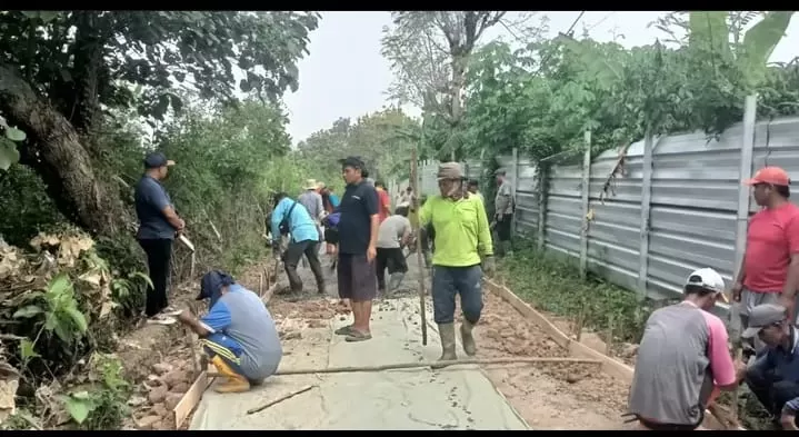 Desa Ligarmukti membangun jalan beton sepanjang 188 meter di Kampung Cibulakan dengan anggaran Bankeu Kabupaten Bogor 2026 Rp144,6 juta: Ricky Ananda/mahatva.id