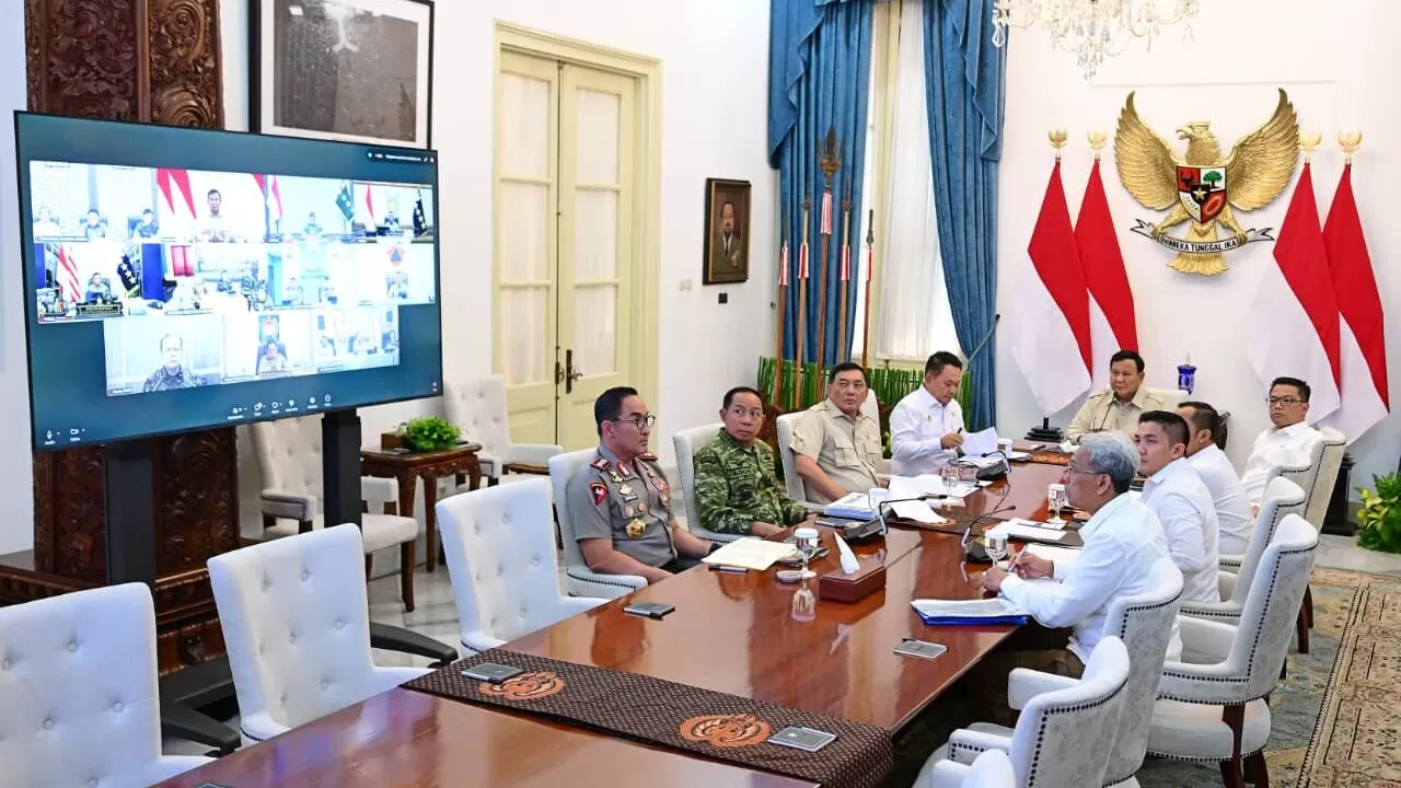 Presiden Prabowo Subianto memimpin rapat terbatas membahas penanganan kebakaran hutan dan lahan (karhutla) secara hybrid dari Istana Merdeka, Jakarta, Senin, 12 Oktober 2026: Ist