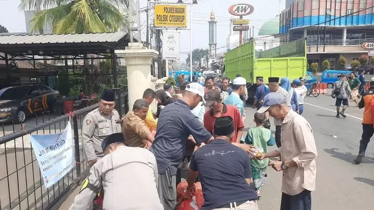Jumat Berkah, Menebar Kebaikan Sederhana yang Menghadirkan Kebahagiaan Polsek Citereup Polres Bogor