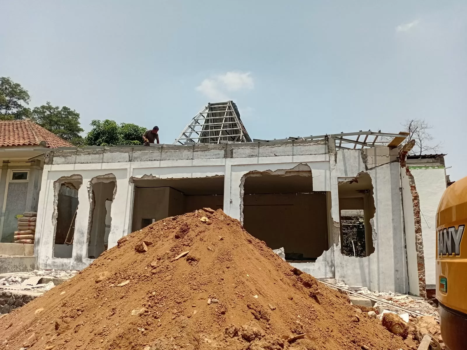 Rekontruksi Kantor Desa Pabuaran Sukamakmur: Ricky Ananda/Mahatva.id