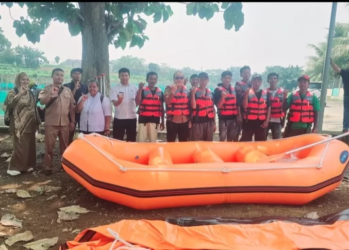 Diskanak Kabupaten Bogor Bantu Pemdes Kemang Dua Perahu dan Mesin Rumput: Ricky Ananda/Mahatva.id