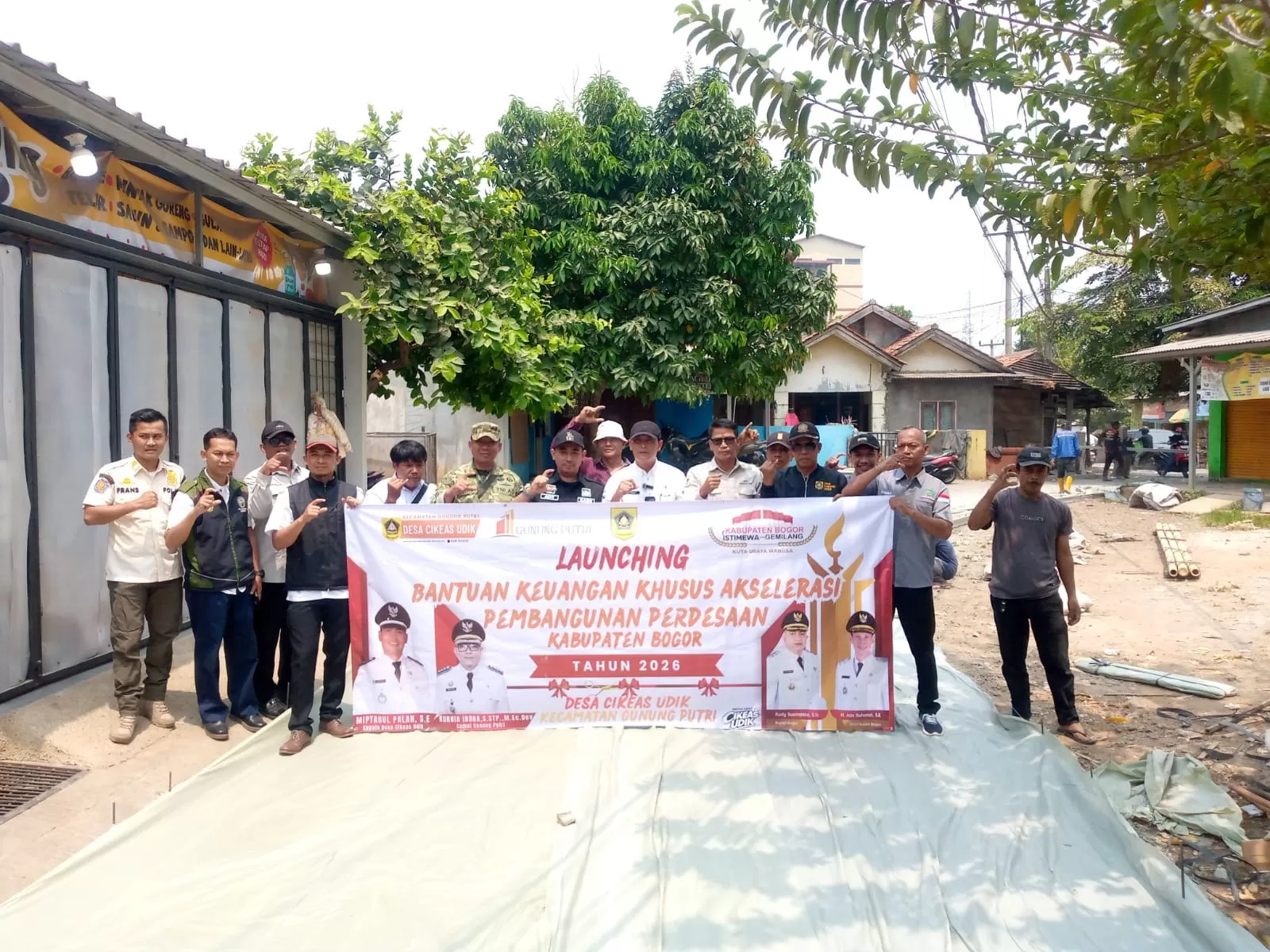 Miptahul Palah Pimpin Launching Betonisasi Jalan Desa Cikeas Udik: Ricki Ananda/Mahatva.id