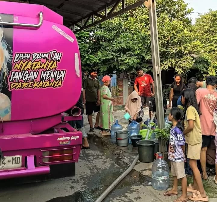 Irwansyah Kiwin Salurkan Bantuan Air Bersih untuk Warga Kembang Kuning: Ricki Ananda/Mahatva.id