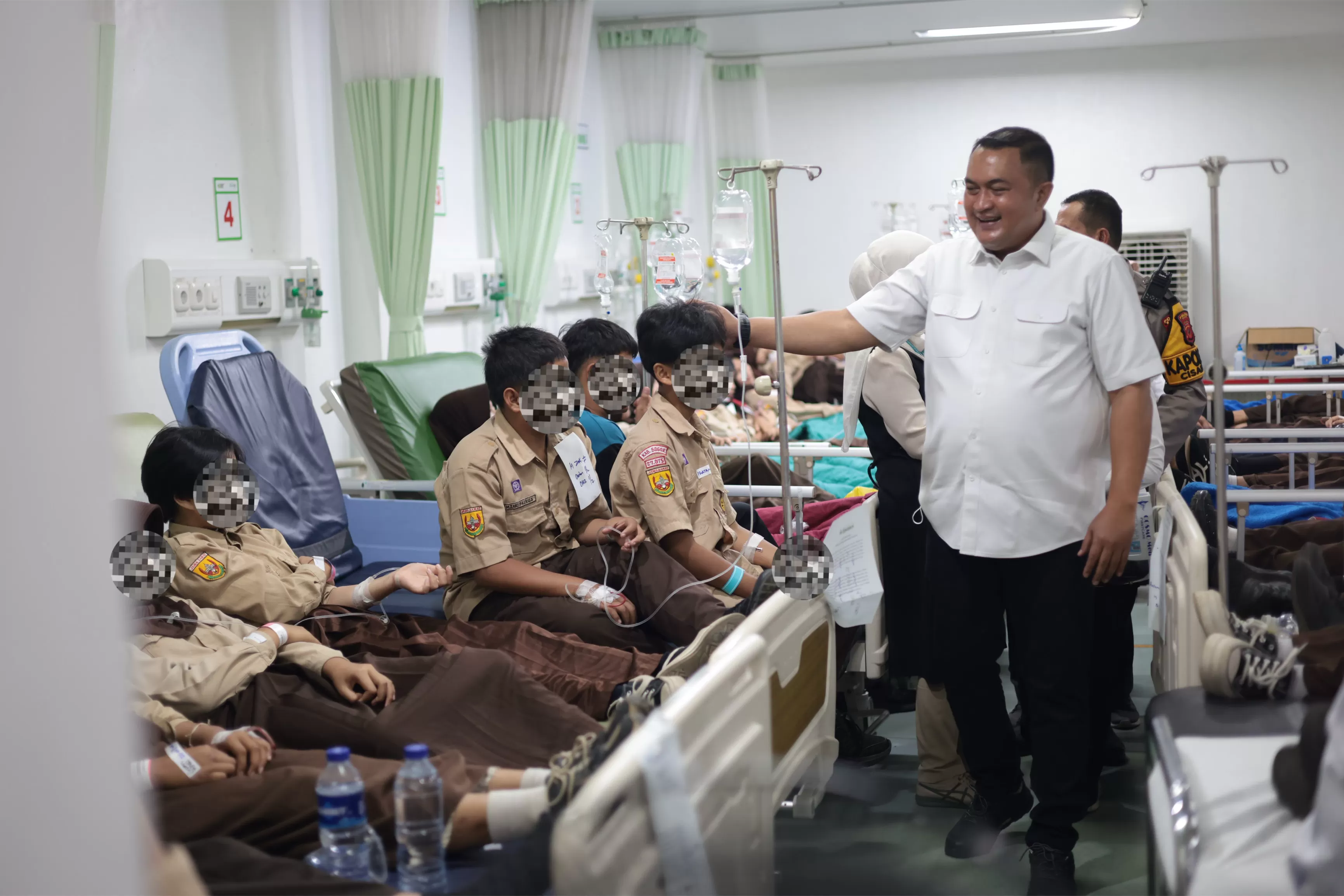 Rudy Susmanto Tinjau Siswa SMPN 2 Cisarua, Seluruh Biaya Pengobatan Ditanggung Pemkab