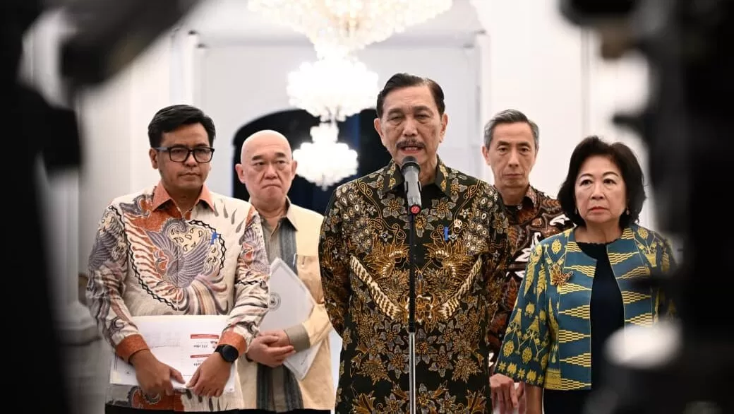Ketua Dewan Ekonomi Nasional Luhut Binsar Pandjaitan beserta jajaran menyampaikan keterangan pers usai diterima Presiden Prabowo Subianto di Istana Merdeka, Jakarta, pada Selasa, 20 Oktober 2026.: Ist