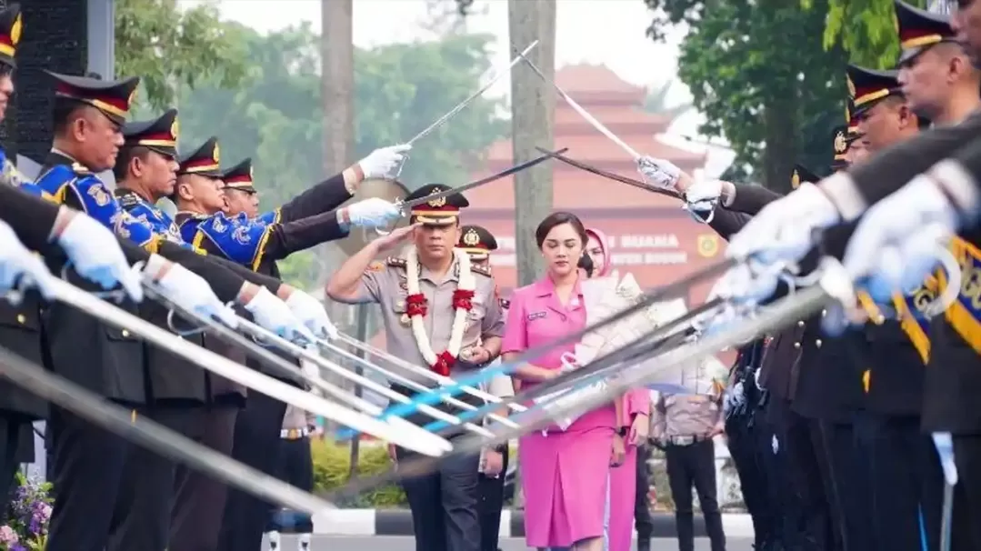 Haru Warnai Farewell Parade AKBP Wikha Ardilestanto di Polres Bogor