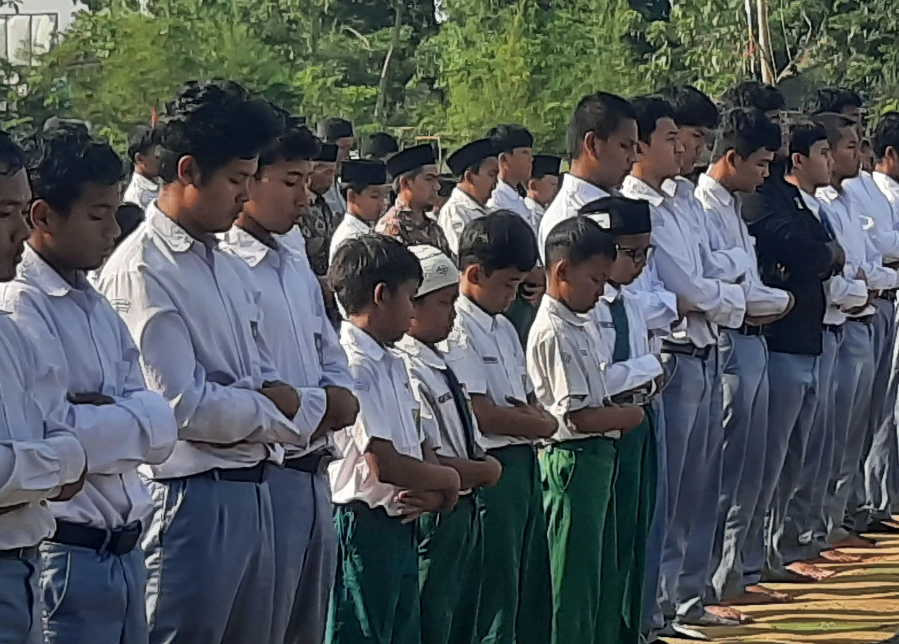 Sejumlah siswa mengikuti sholat Istisqo di Lapangan Pondok Baitussalam, Prambanan, Sleman, Selasa (13/10/2026). (Husain)