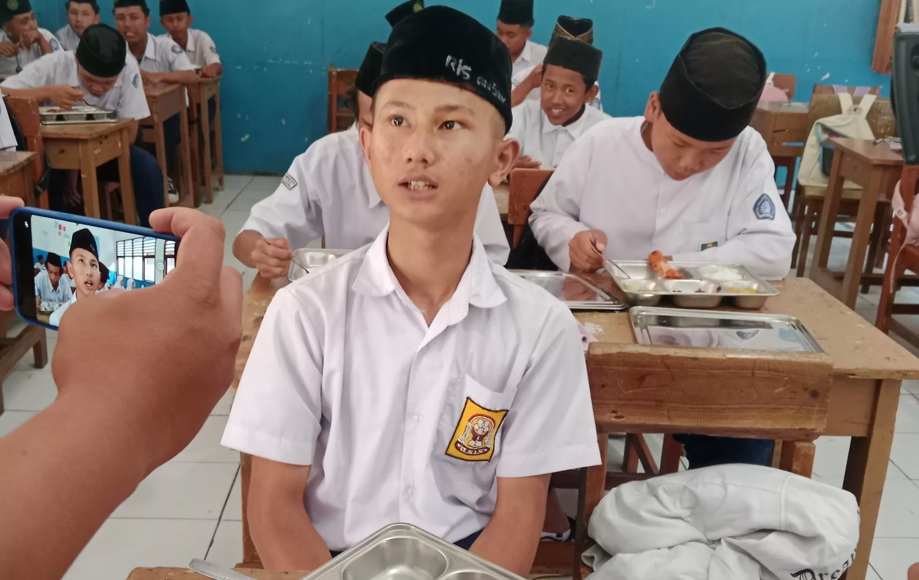 Salah Seorang Siswa yang Memberikan Tanggapan Soal MBG Prasmanan di Sumedang (Foto : Istimewa) 