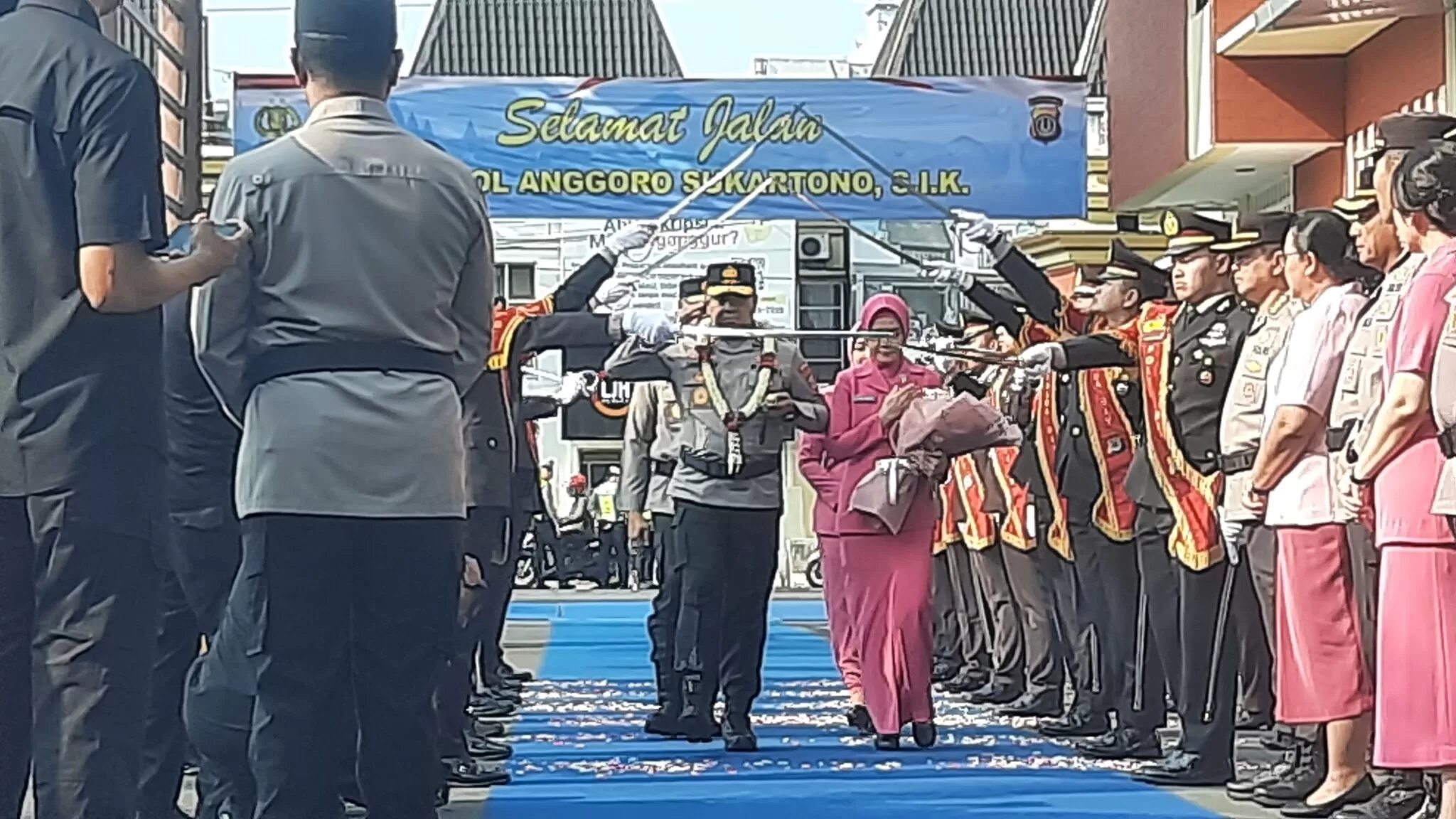 Kapolda DIY Irjen Pol Langgeng Purnomo saat disambut dengan tradisi pedang pora dalam rang serah terima pataka di Mapolda DIY, Jumat (9/10/2026)