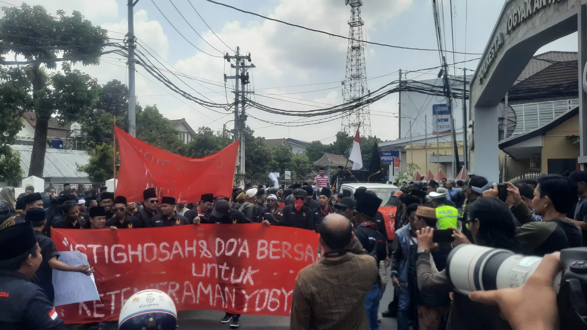 Ratusann pedagang kelontong Madura Yogyakarta mendatangi Polreta Yogyakarta mengawal proses hukum atas laporan seorang pengurus Paguyuban, Senin (12/10/2026). (Husain)