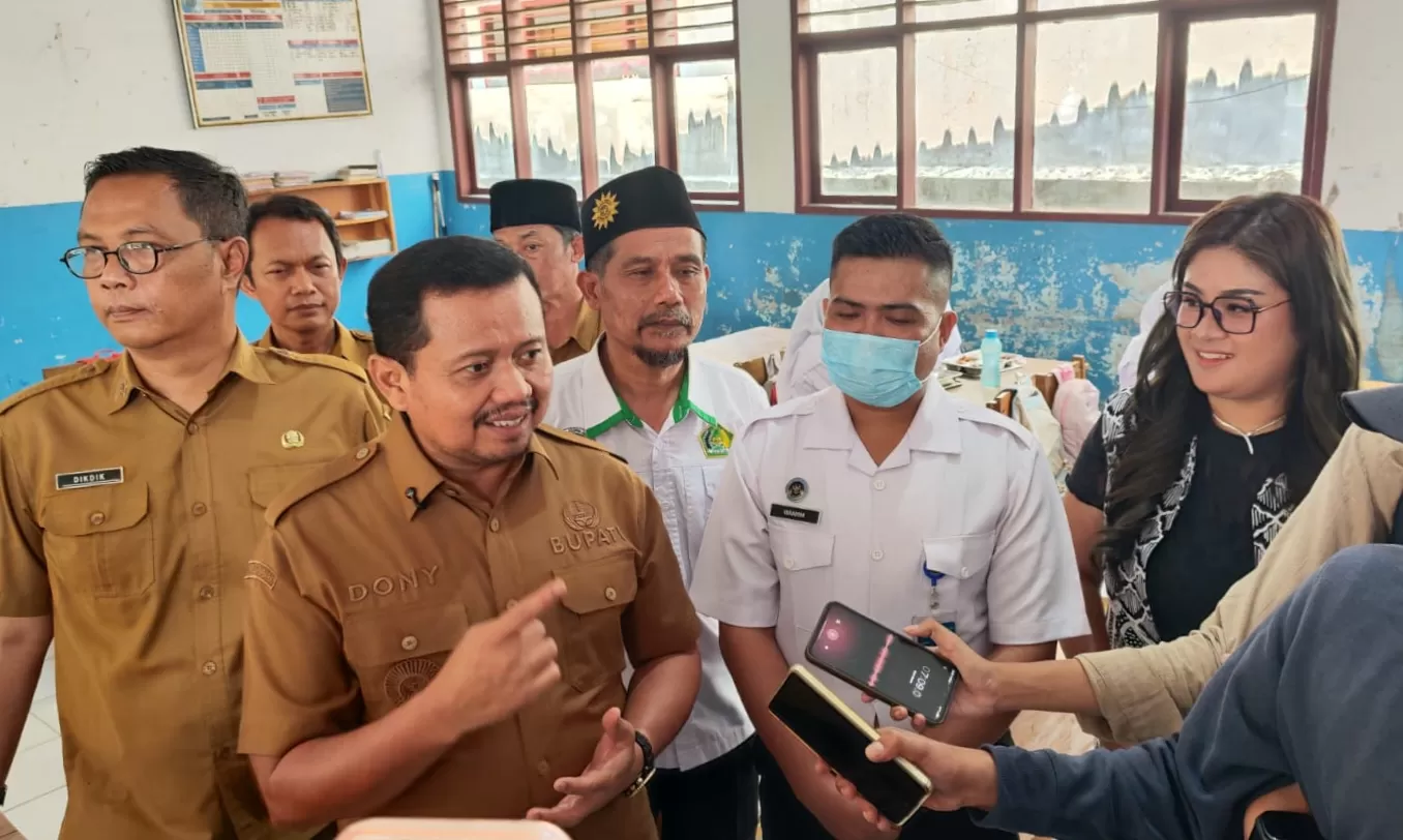 Bupati Sumedang Dony Ahmad Munir (tengah) saat Diwawancarai Awak Media di MTs Muhammadiyah Gunung Manik (Foto : Istimewa)