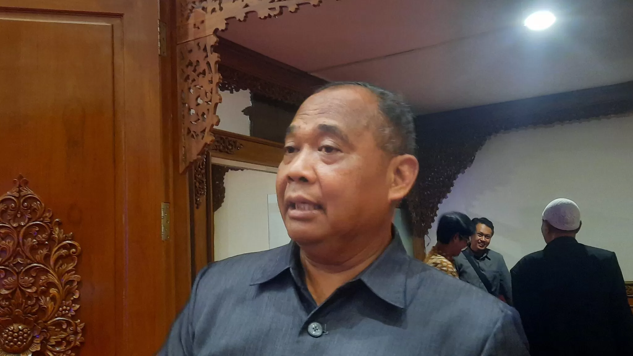Bupati Sleman Harda Kiswaya saat ditemui wartawan di DPRD Sleman, Jumat (9/10/2026). (Husain)